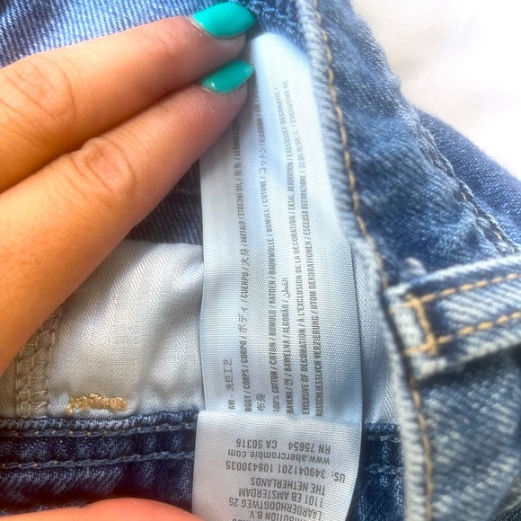 HOLLISTER ULTRA HIGH RISE RELAXED VINTAGE DENIM SHORTS - Picture 3 of 7